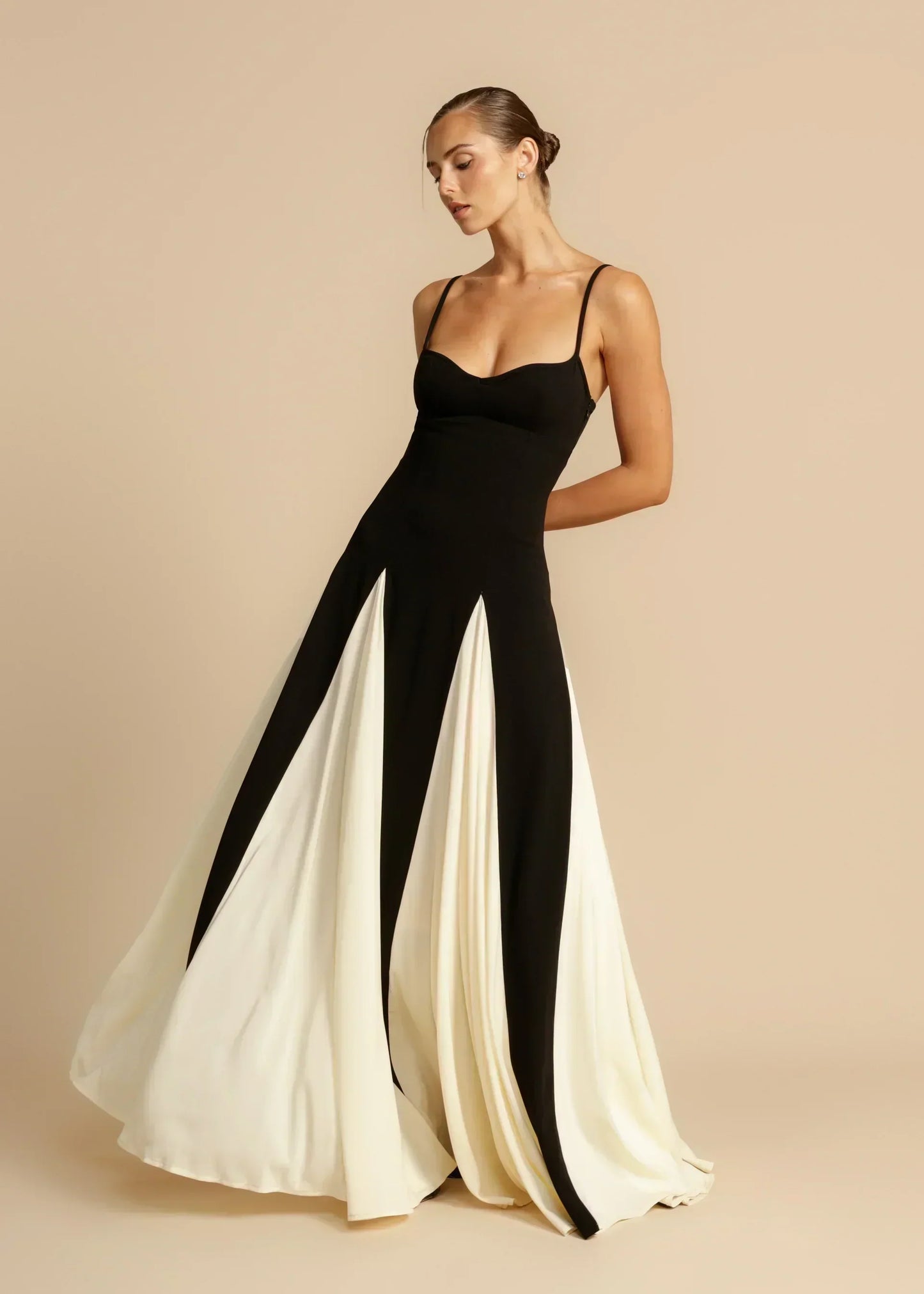 Oshrit™ | Elegant Maxi Dress with Contrasting Ruffles
