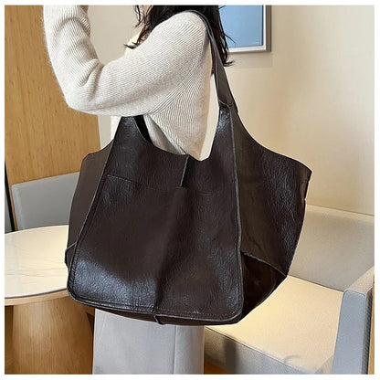 Ruth™ | Leather Bag with Timeless Charm